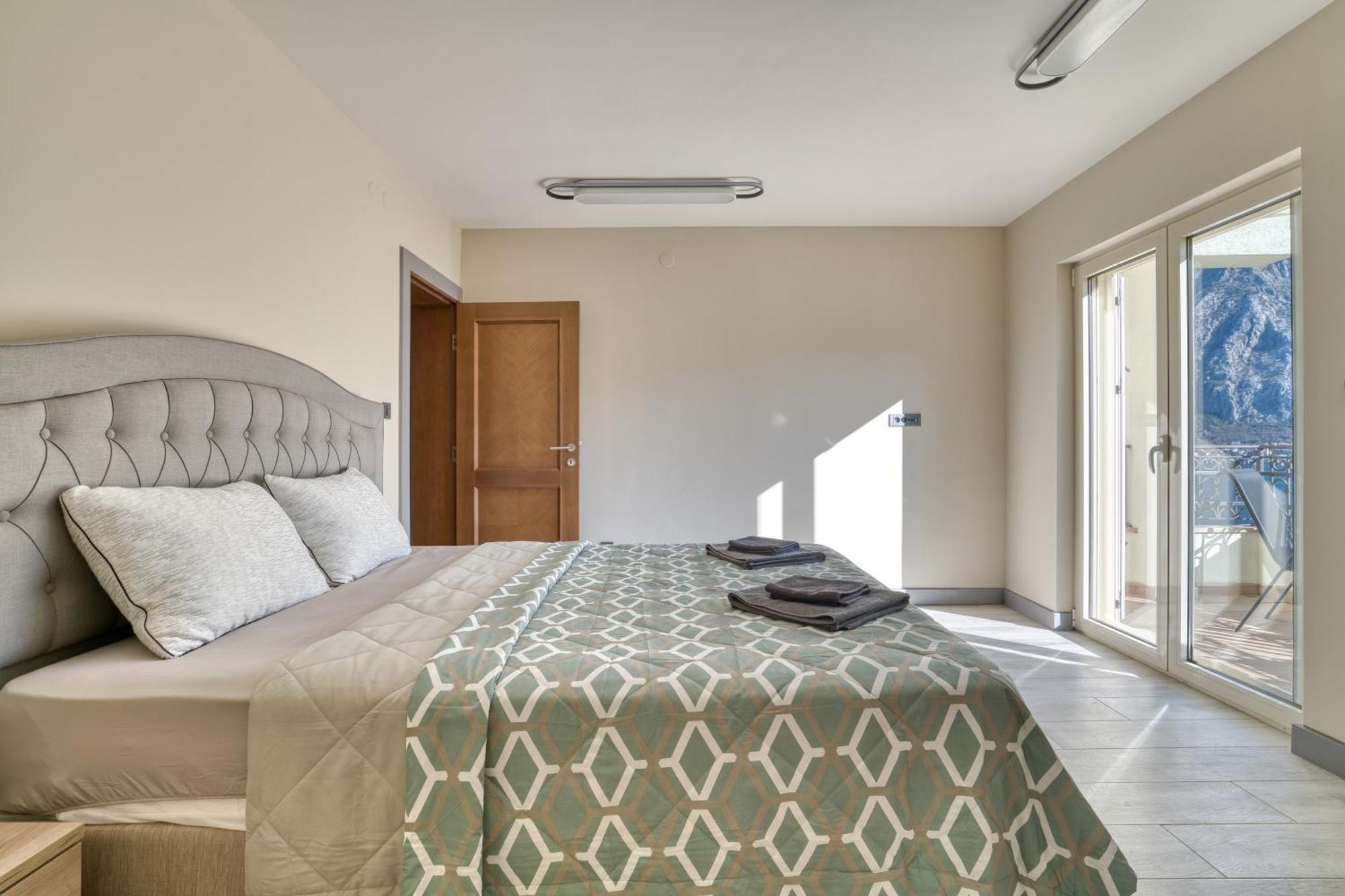 Luxurious 3-Bedroom Apartment By Mn Property Kotor Buitenkant foto